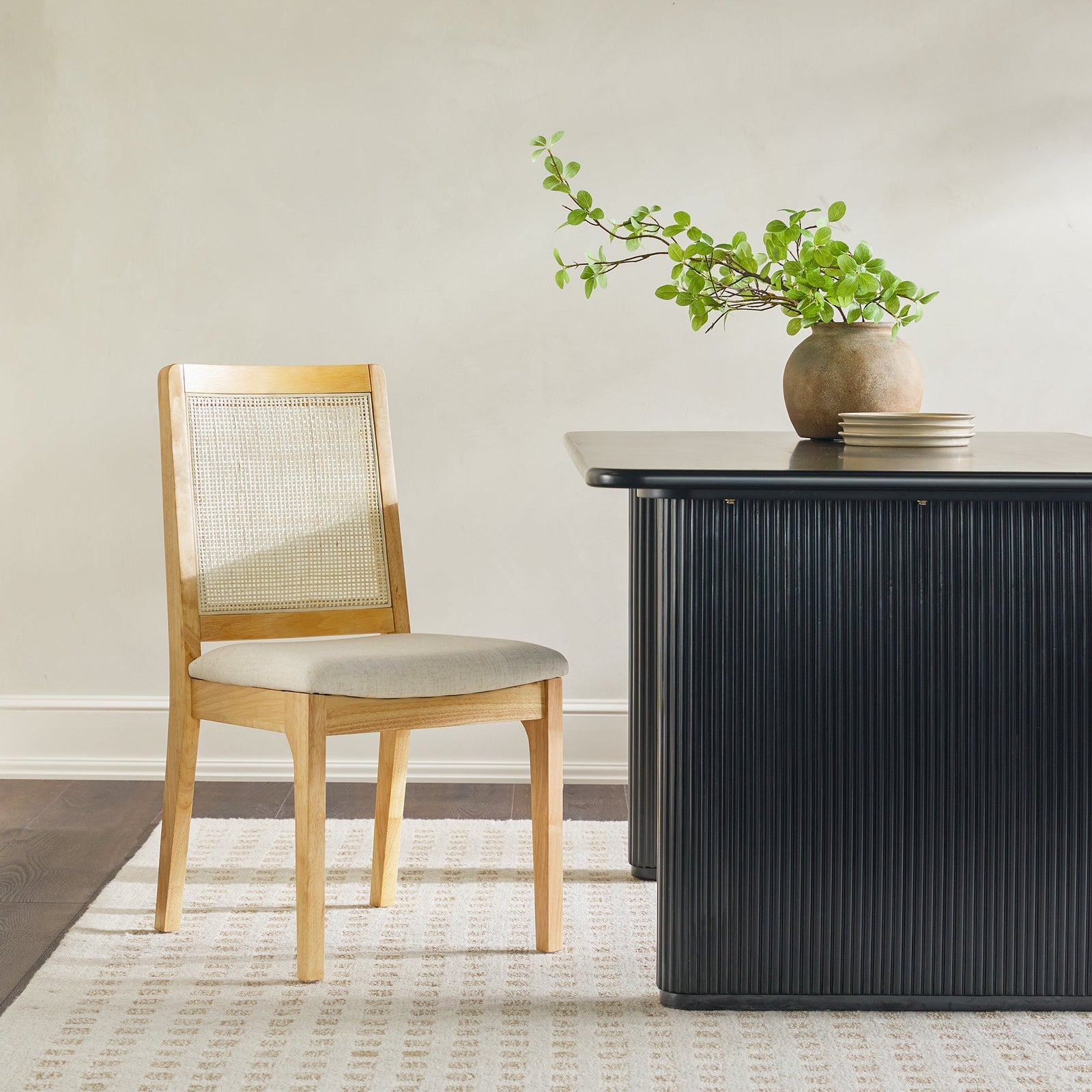Silla de comedor de madera maciza Catalina con respaldo de ratán, juego de 2