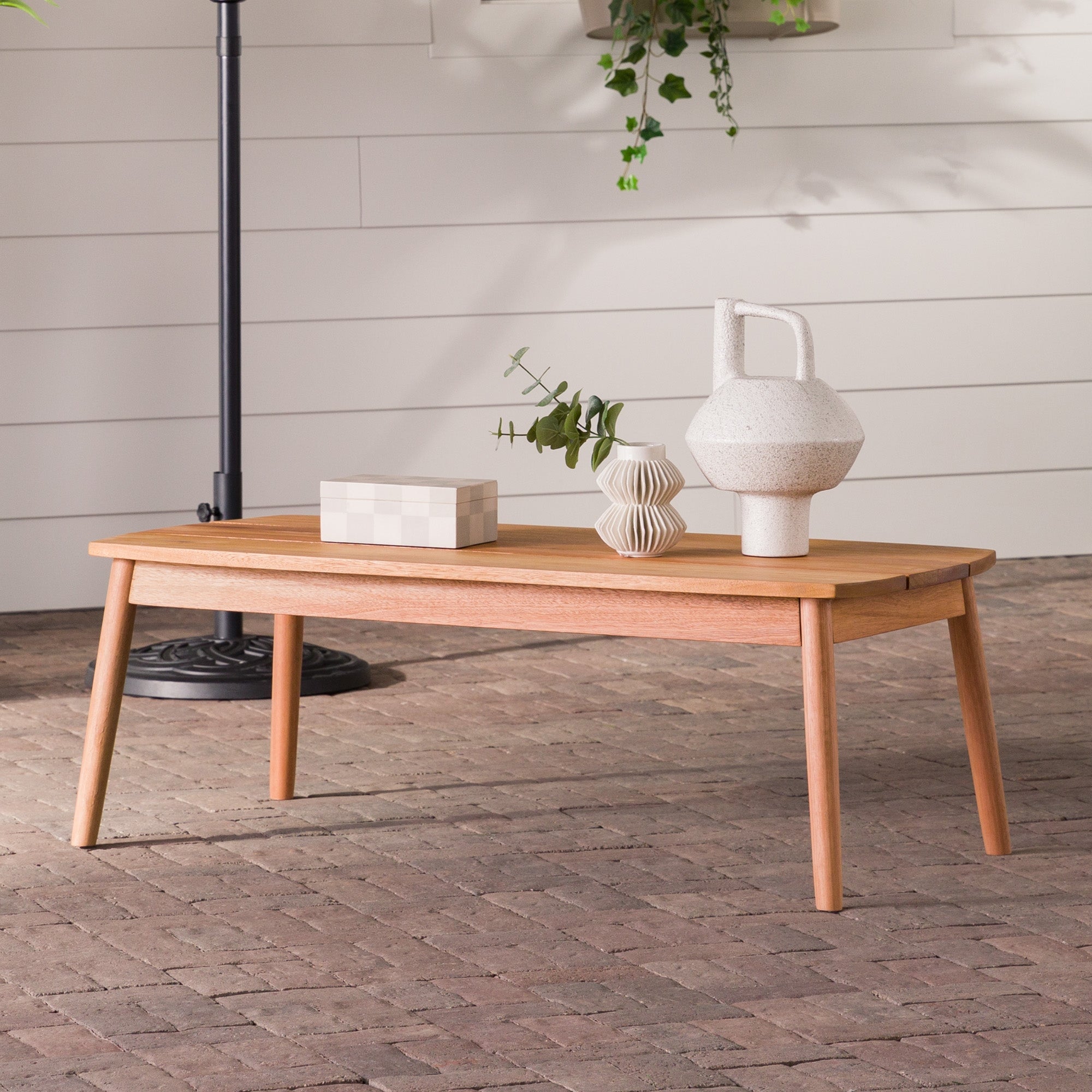 Mesa de centro moderna de madera maciza para patio Circa