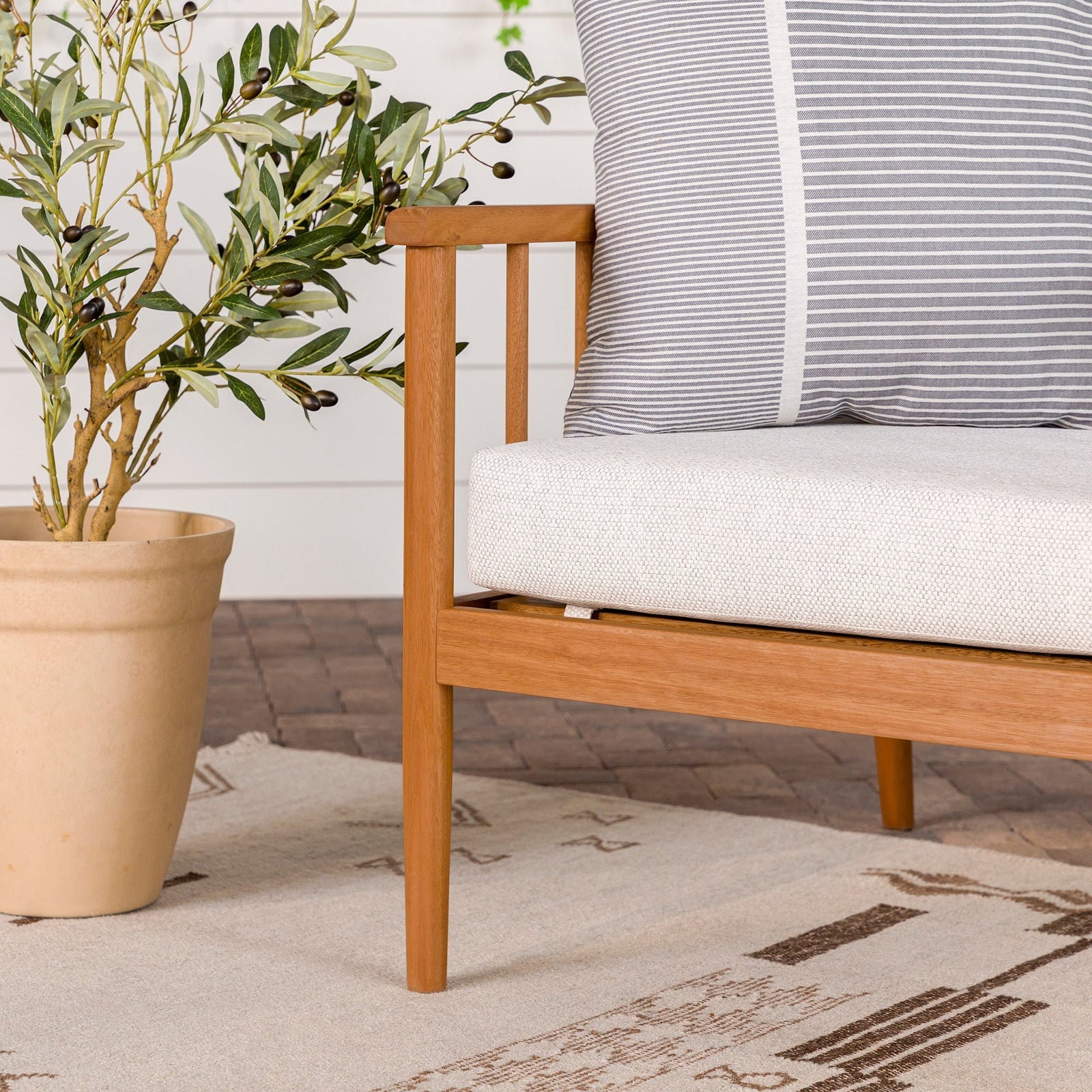 Sillón de patio con husillo de madera maciza moderno Circa
