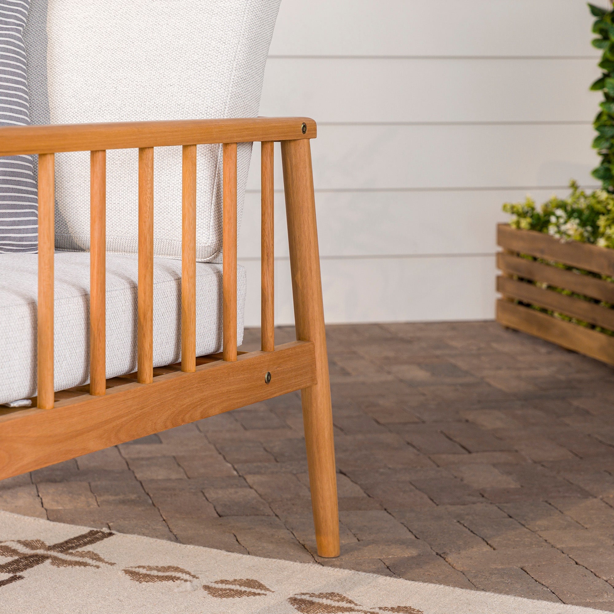 Sillón de patio con husillo de madera maciza moderno Circa