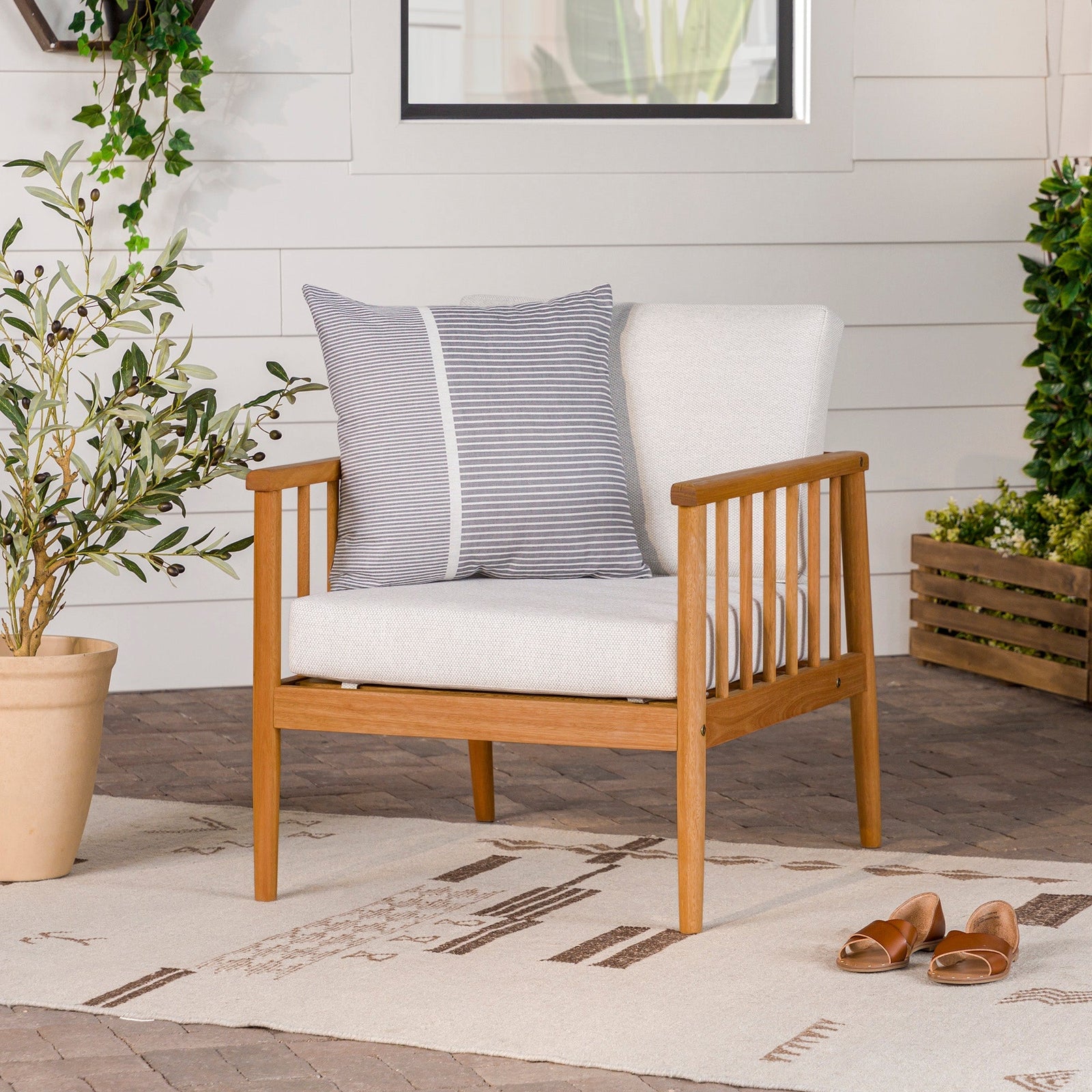 Sillón de patio con husillo de madera maciza moderno Circa