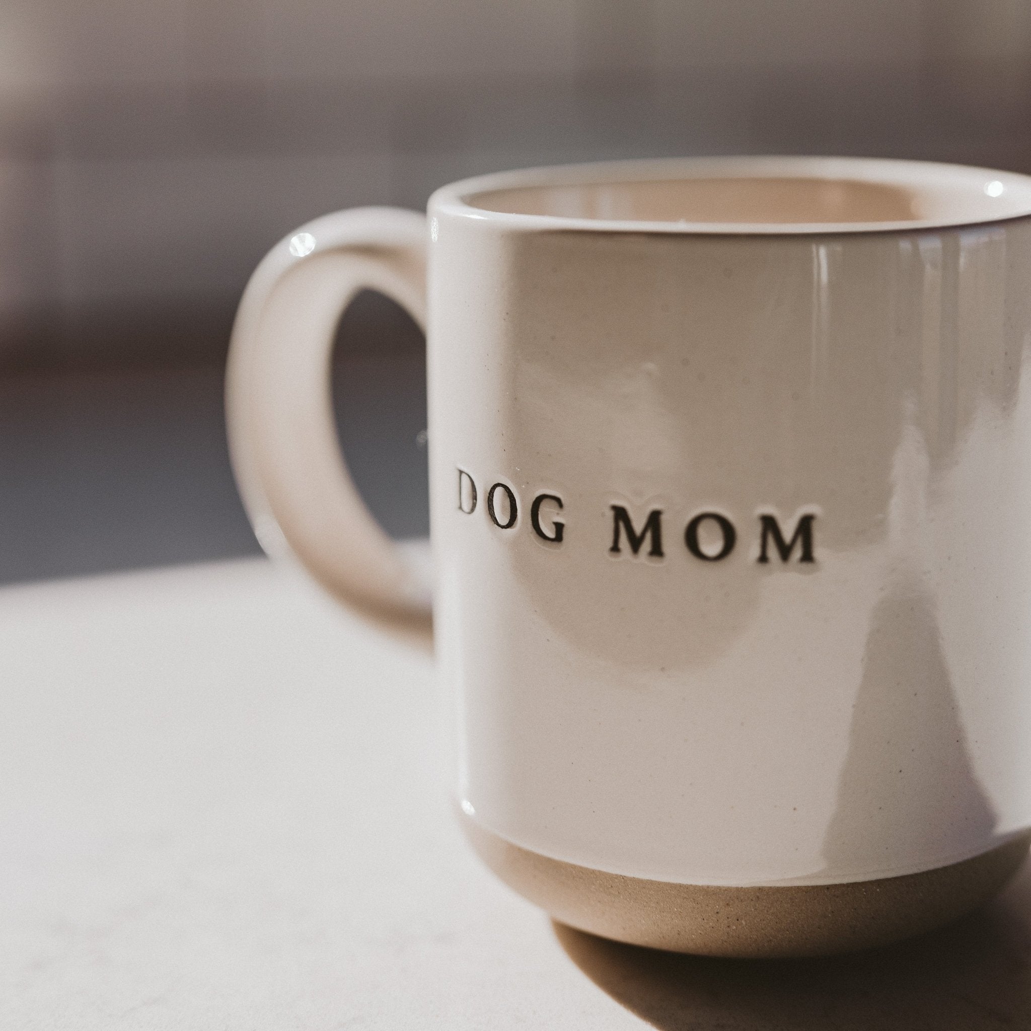 Taza de café de cerámica de 14 oz con la frase Dog Mom 
