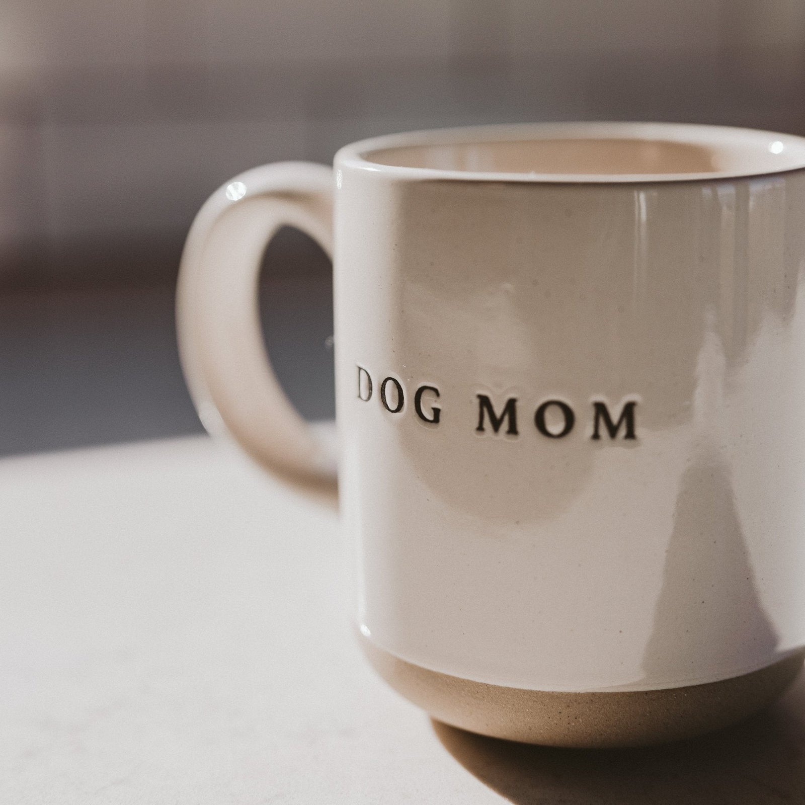 Taza de café de cerámica de 14 oz con la frase Dog Mom 