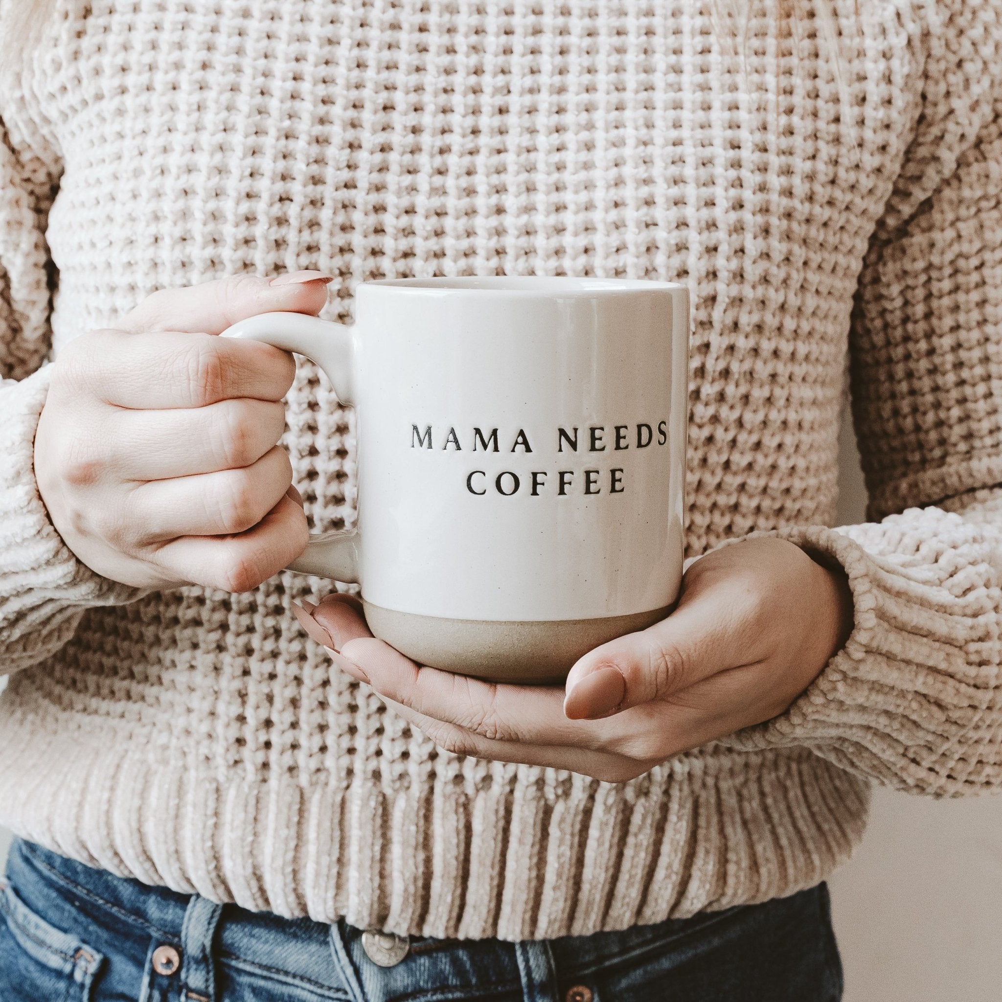 Taza de cerámica para café de 14 oz con texto "Mamá necesita café" 