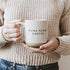 Taza de cerámica para café de 14 oz con texto "Mamá necesita café" 