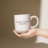 Taza de cerámica para café de 14 oz con texto "Mamá necesita café" 