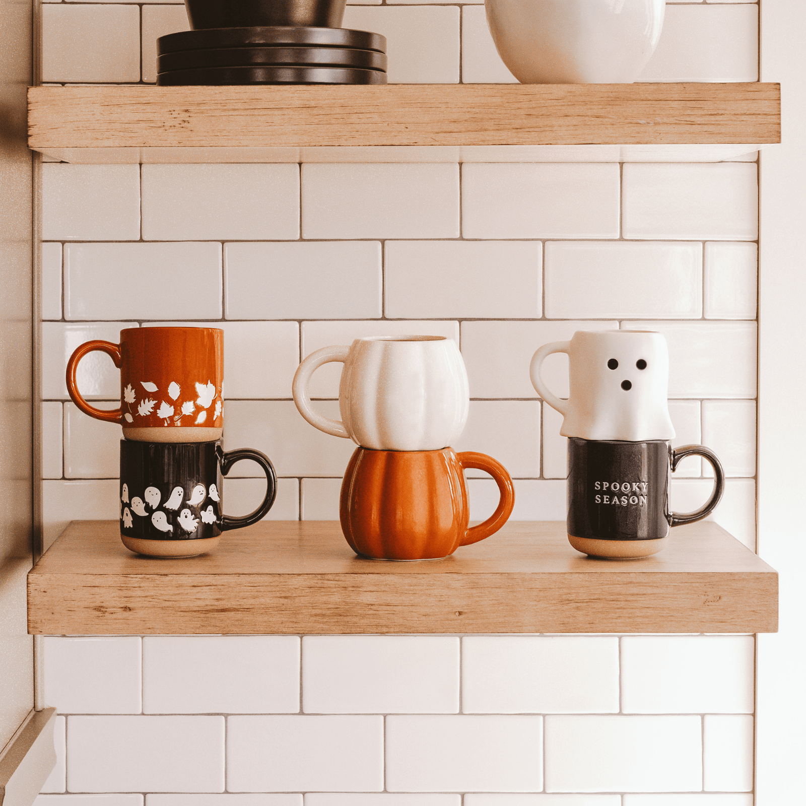 Taza de café de cerámica negra de 14 oz. Temporada espeluznante