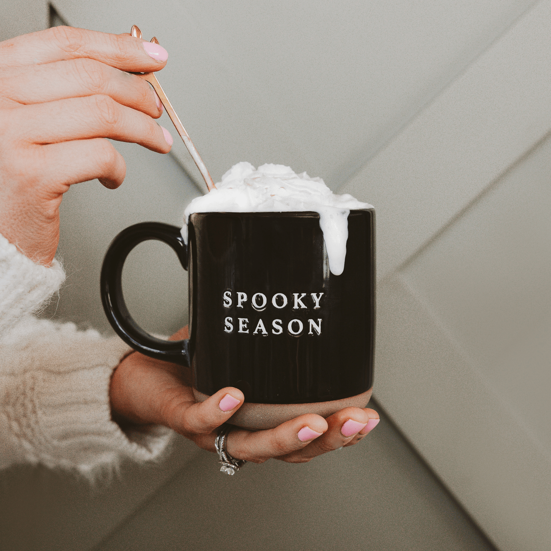 Taza de café de cerámica negra de 14 oz. Temporada espeluznante