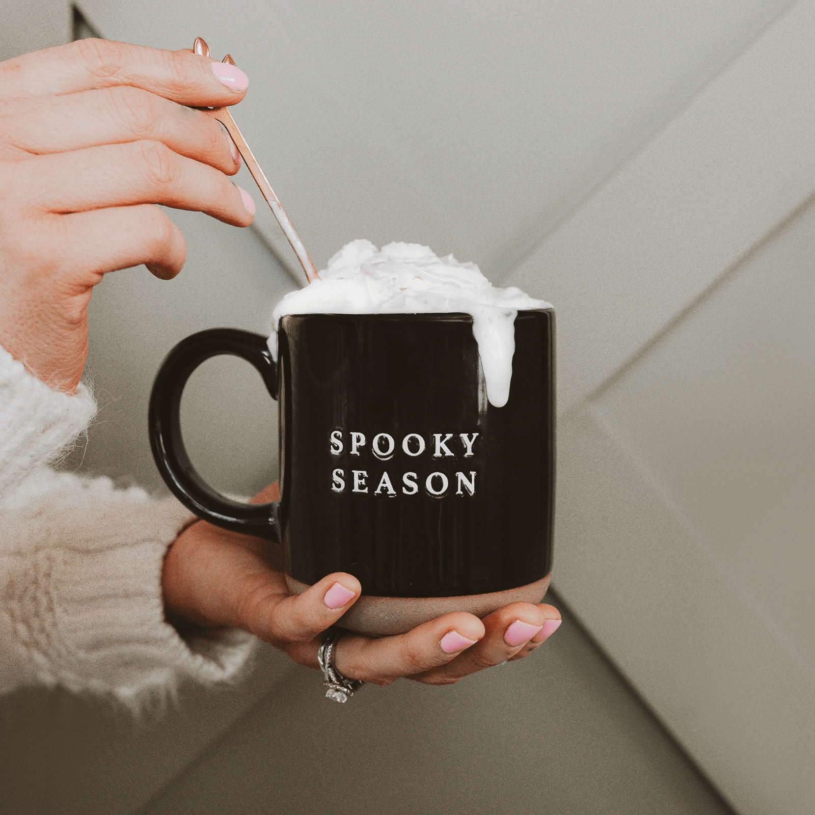 Taza de café de cerámica negra de 14 oz. Temporada espeluznante