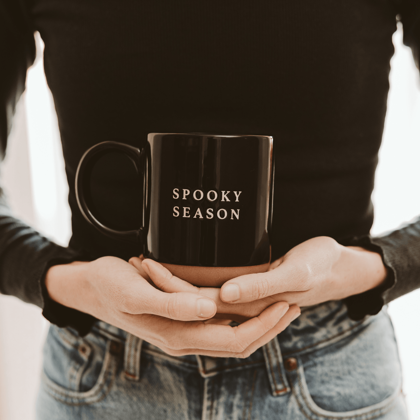 Taza de café de cerámica negra de 14 oz. Temporada espeluznante