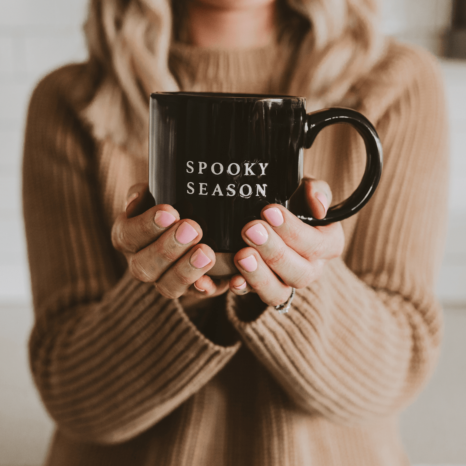 Taza de café de cerámica negra de 14 oz. Temporada espeluznante