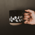 Taza de café de cerámica negra Ghosts de 453 ml