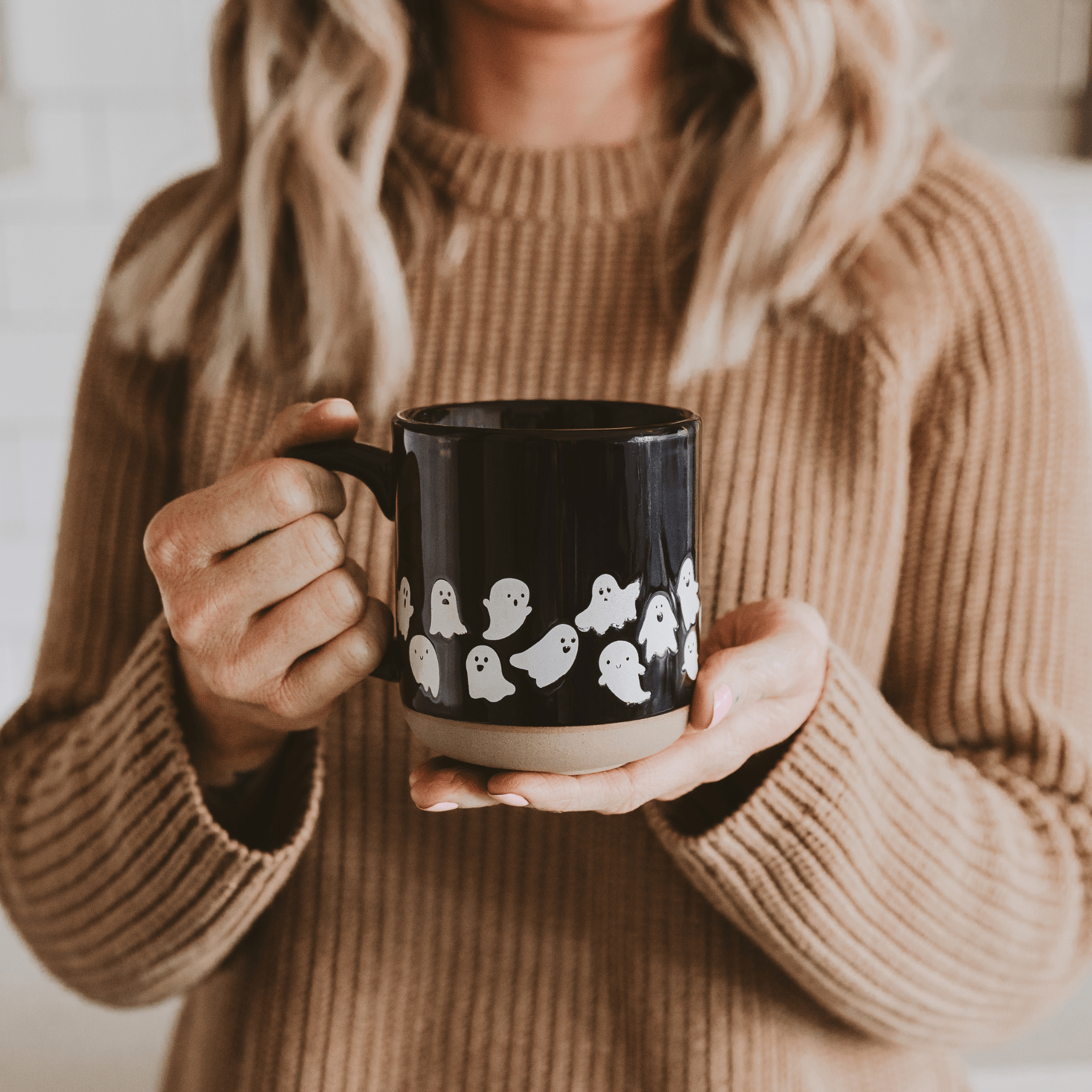 Taza de café de cerámica negra Ghosts de 453 ml