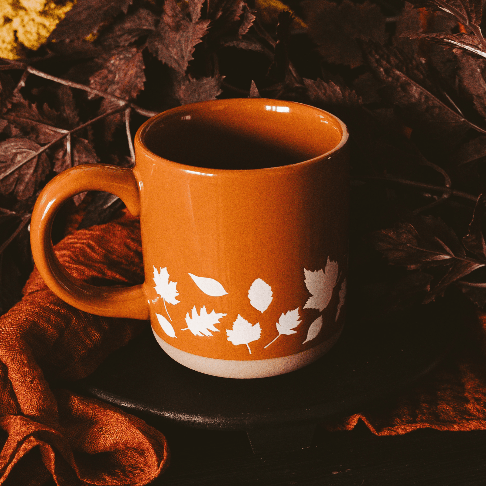 Taza de café de cerámica naranja con hojas de otoño de 14 oz