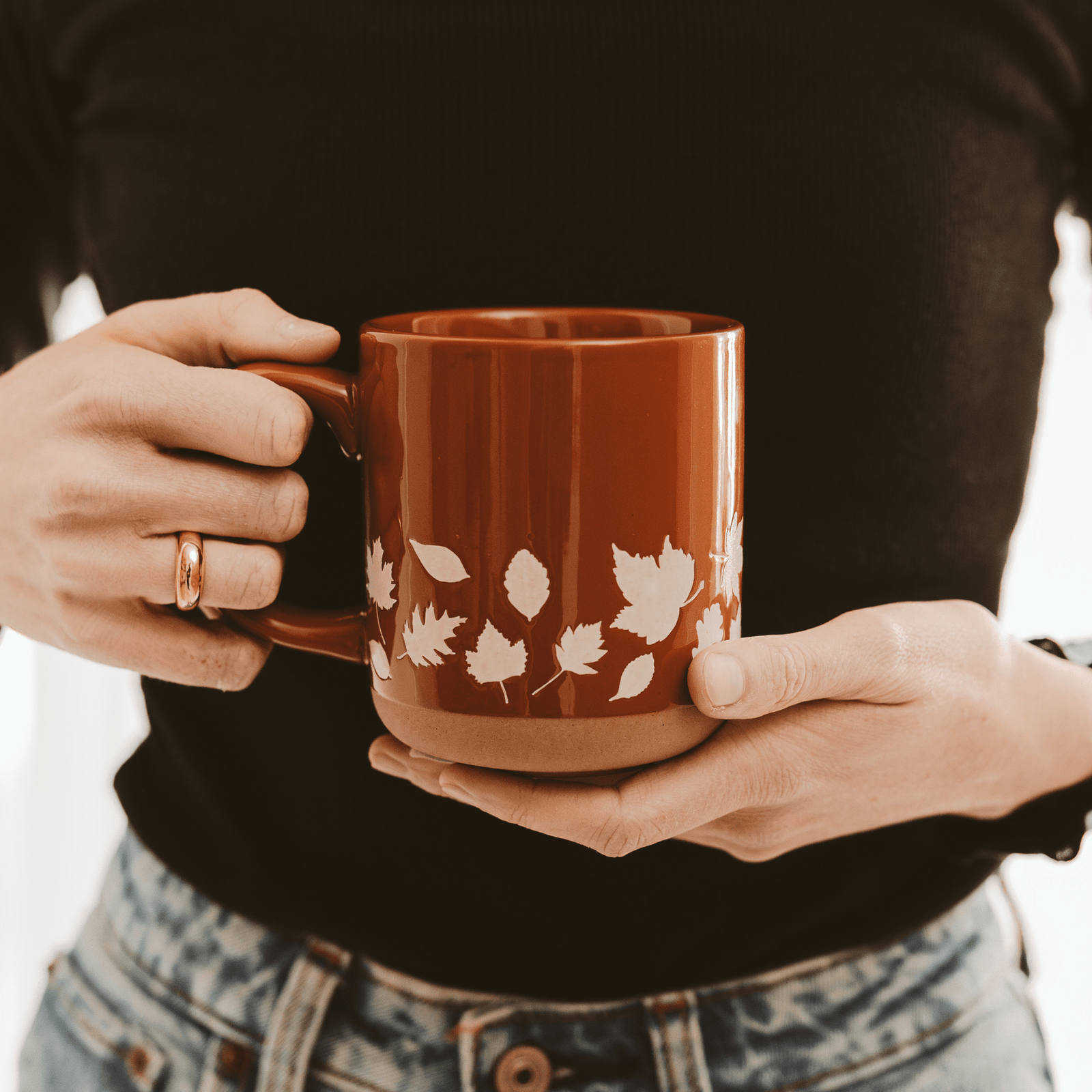 Taza de café de cerámica naranja con hojas de otoño de 14 oz