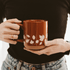 Taza de café de cerámica naranja con hojas de otoño de 14 oz