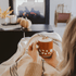 Taza de café de cerámica naranja con hojas de otoño de 14 oz