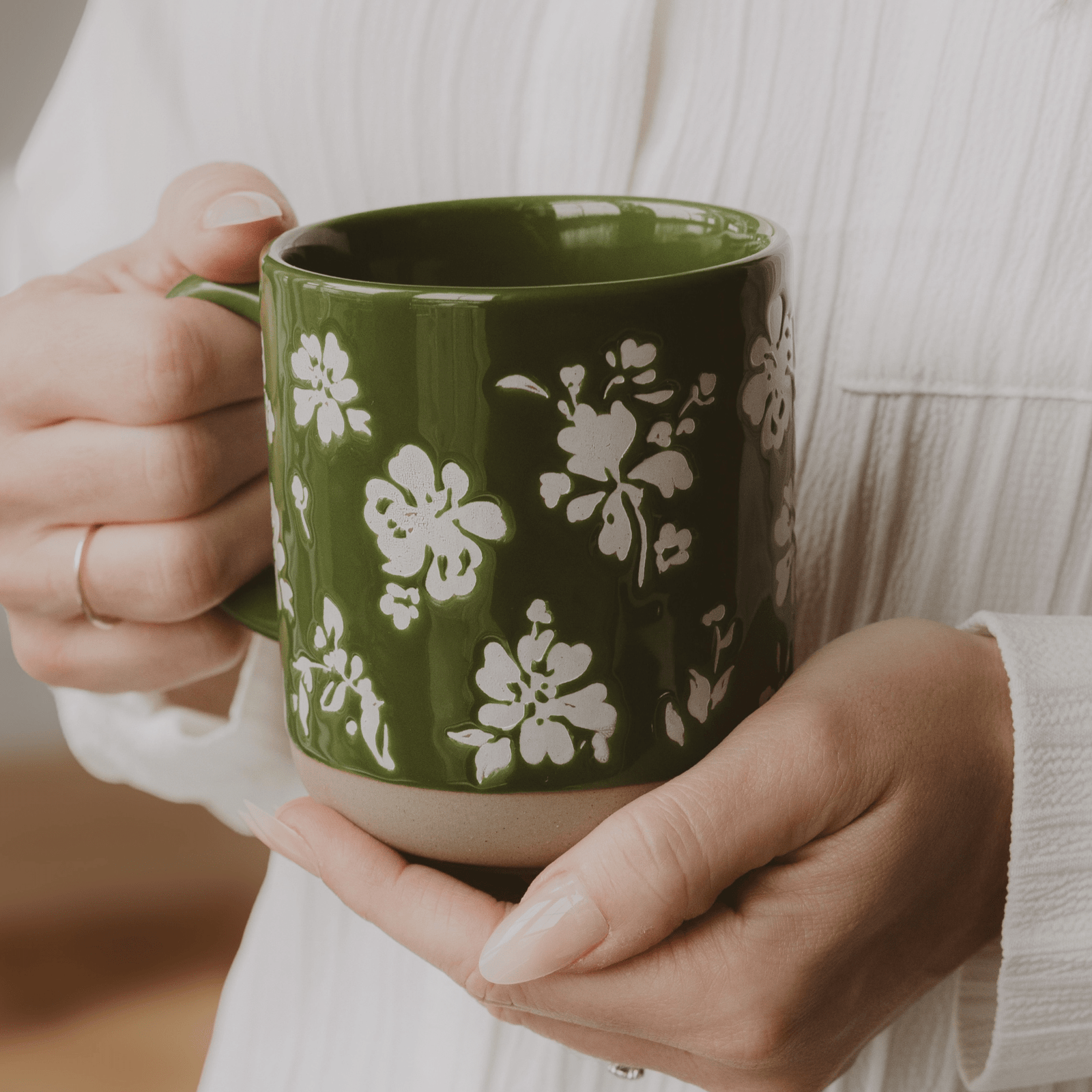 Taza de café de cerámica con diseño floral verde de 14 oz