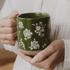 Taza de café de cerámica con diseño floral verde de 14 oz