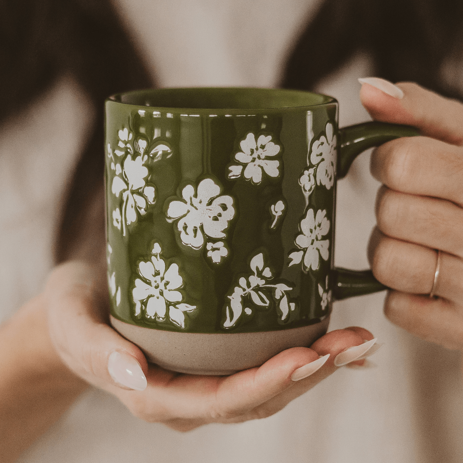 Taza de café de cerámica con diseño floral verde de 14 oz