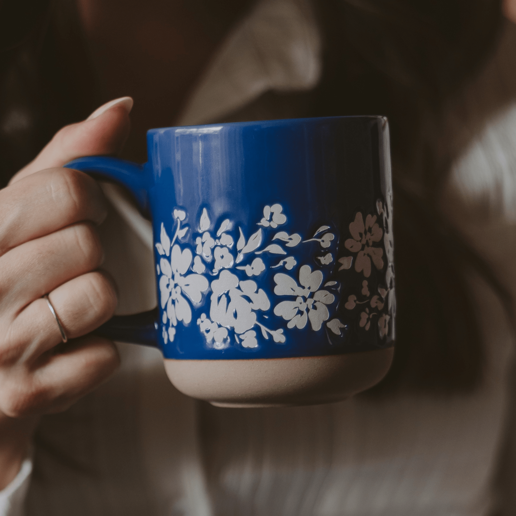 Taza de café de cerámica con diseño floral azul de 14 oz