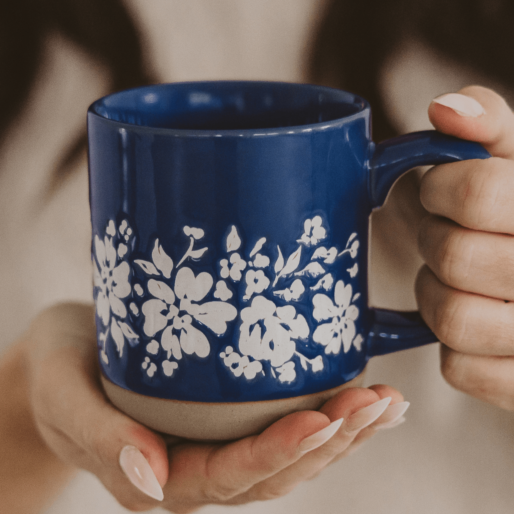 Taza de café de cerámica con diseño floral azul de 14 oz