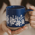 Taza de café de cerámica con diseño floral azul de 14 oz