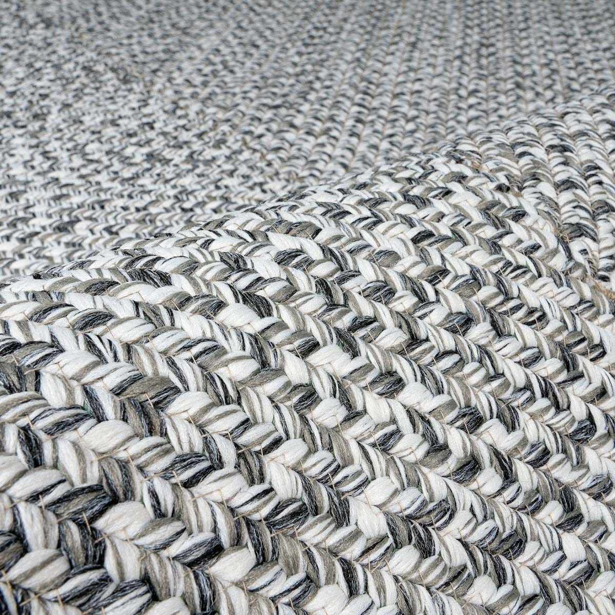 Alfombra trenzada de yute sintético en color carbón crema