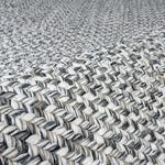 Alfombra trenzada de yute sintético en color carbón crema