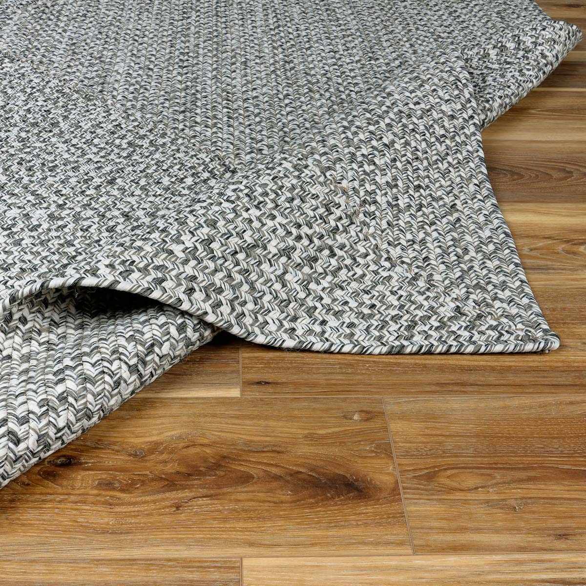 Alfombra trenzada de yute sintético en color carbón crema
