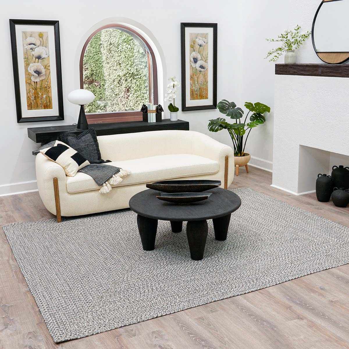 Alfombra trenzada de yute sintético en color carbón crema
