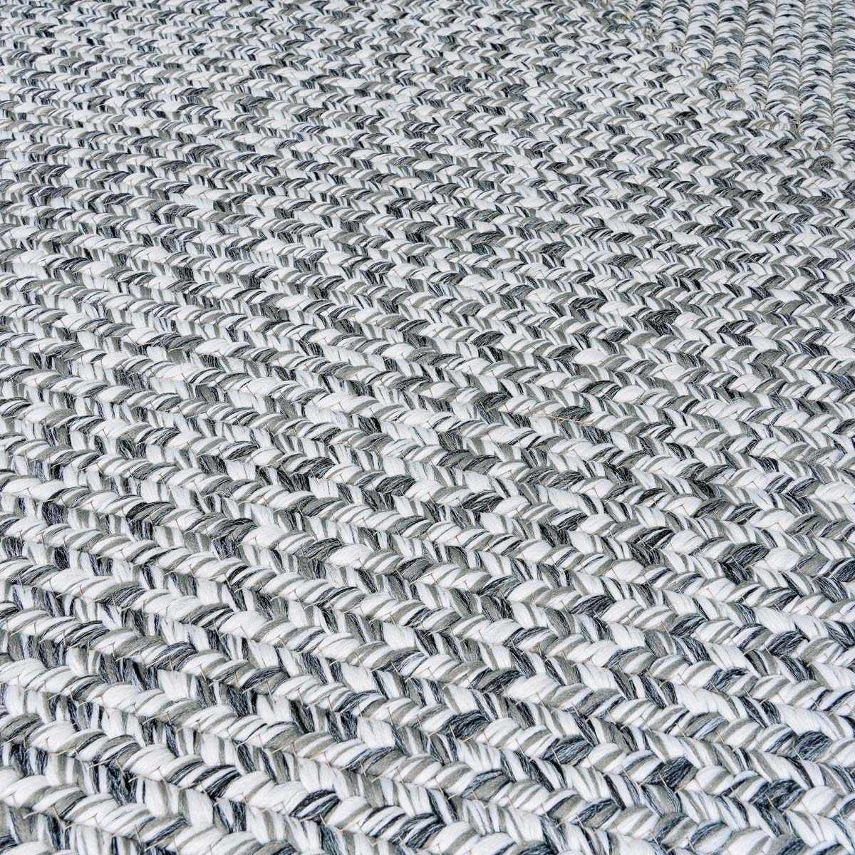 Alfombra trenzada de yute sintético en color carbón crema