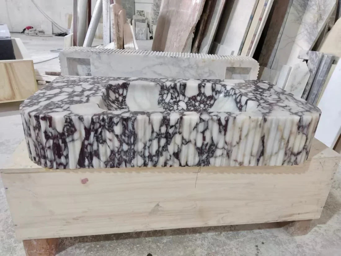 Lavabo de baño de pared de mármol Calacatta Viola con frente texturizado acanalado (ancho) 18