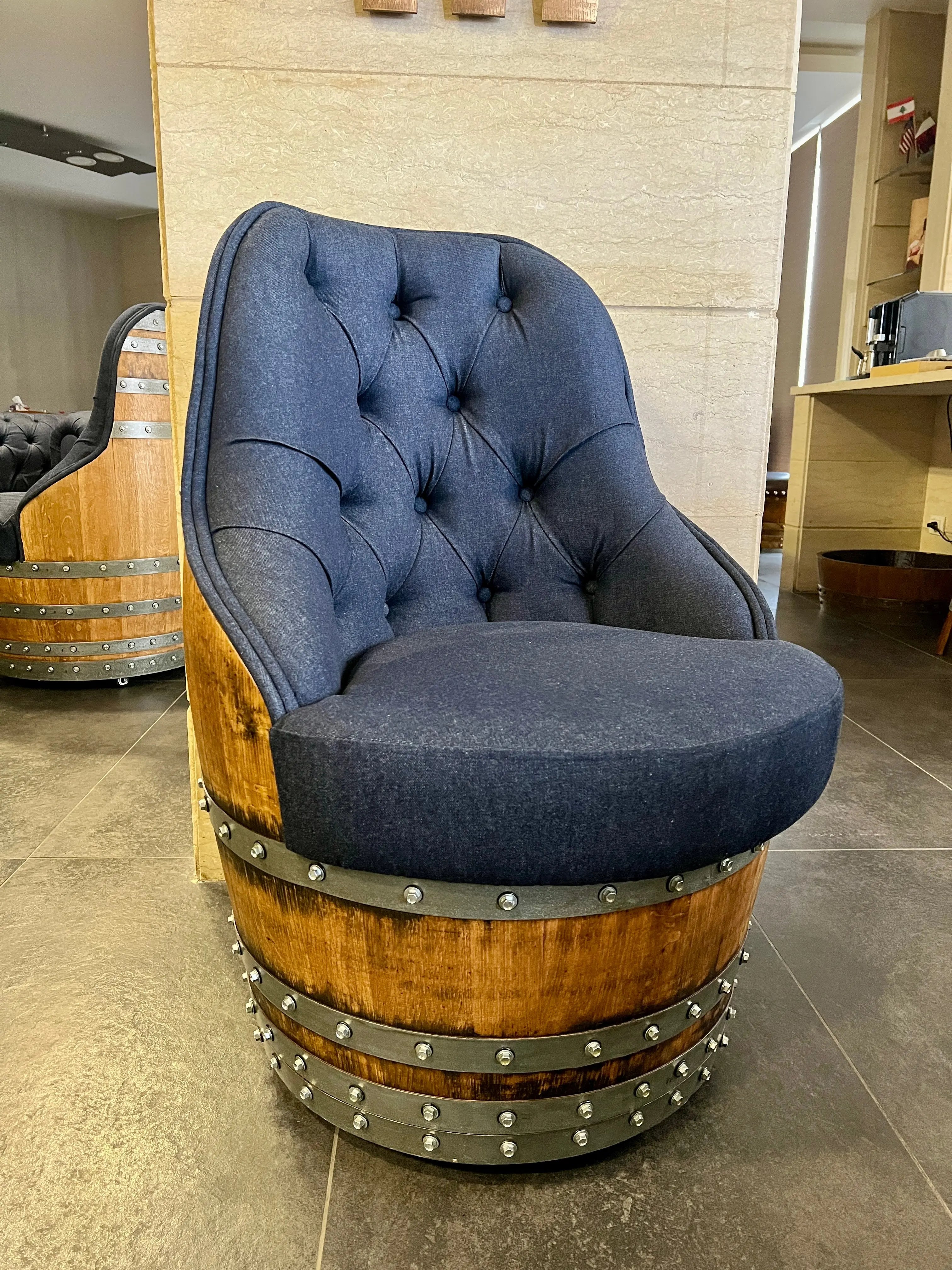 Silla de lujo Captain Barrel, hecha a mano, con compartimentos ocultos para vino y whisky, tapizada con espuma viscoelástica y ruedas móviles.