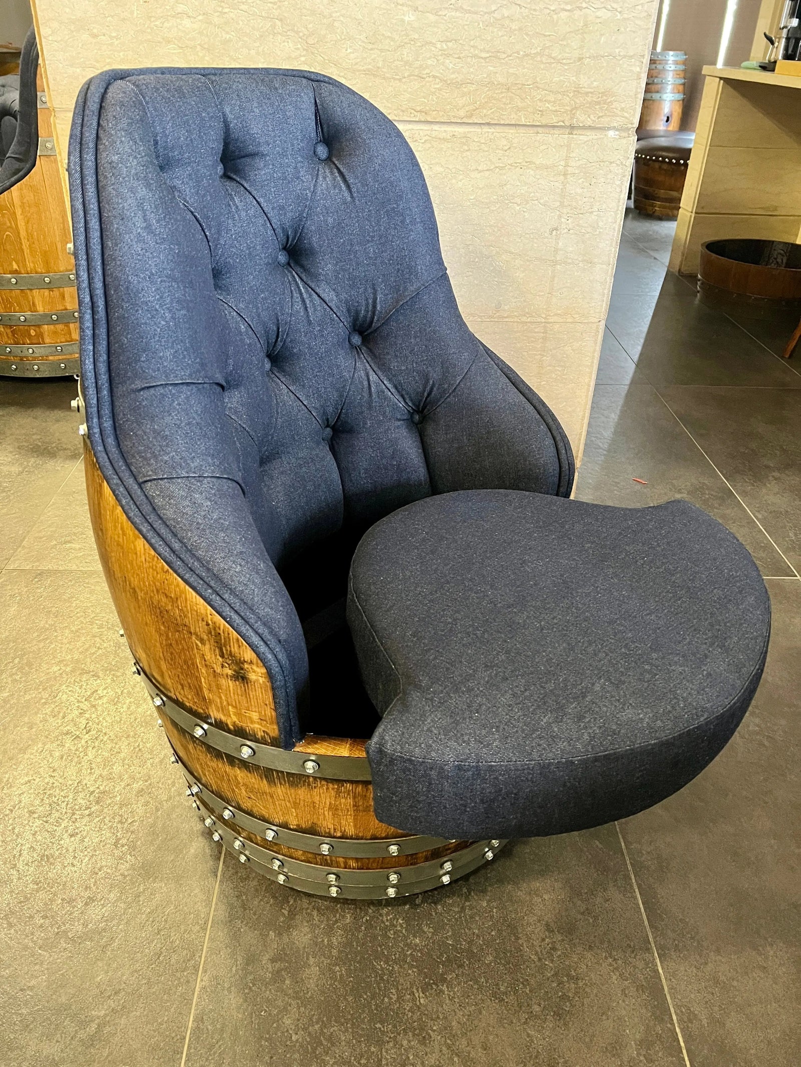 Silla de lujo Captain Barrel, hecha a mano, con compartimentos ocultos para vino y whisky, tapizada con espuma viscoelástica y ruedas móviles.