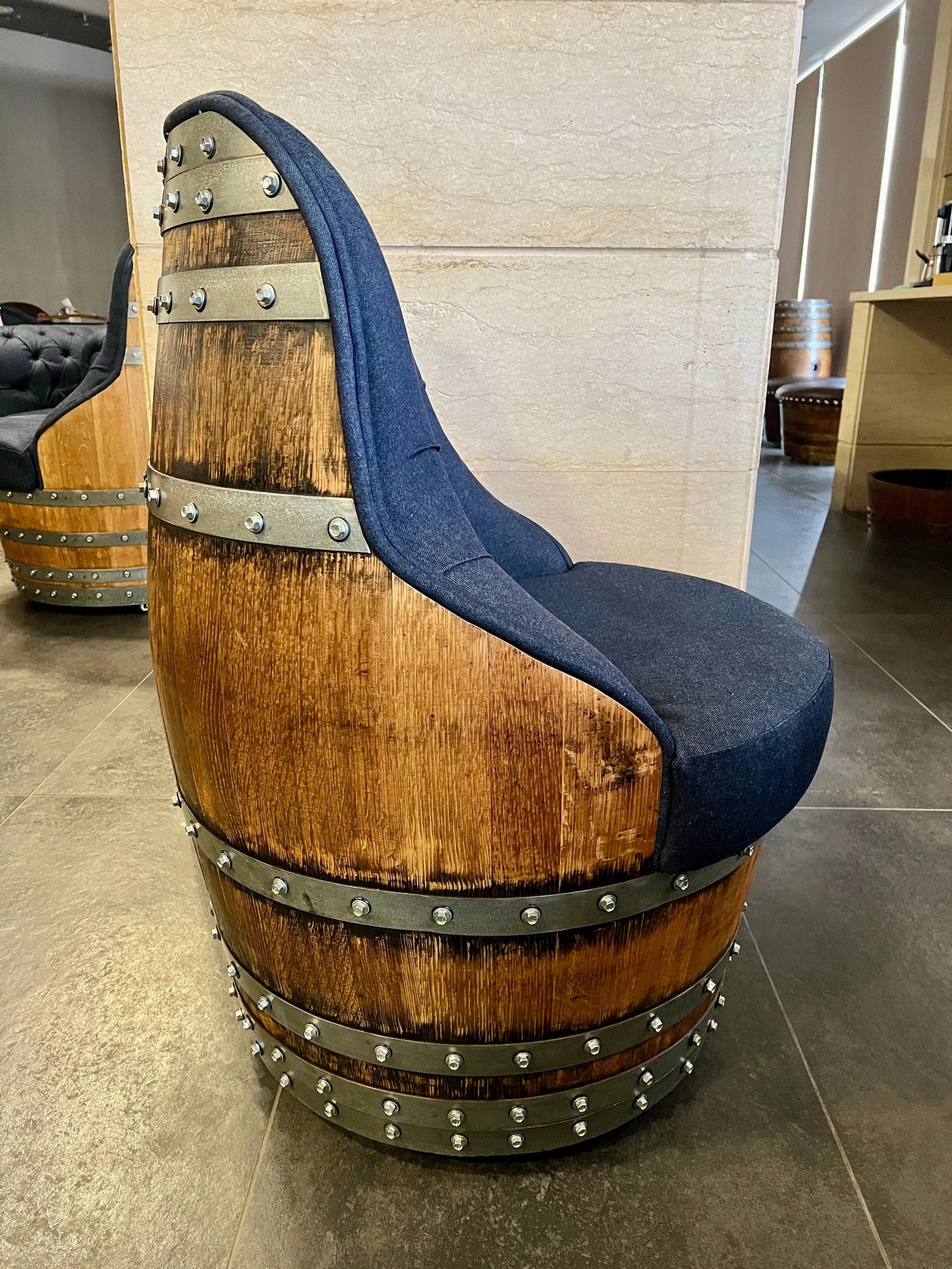 Silla de lujo Captain Barrel, hecha a mano, con compartimentos ocultos para vino y whisky, tapizada con espuma viscoelástica y ruedas móviles.