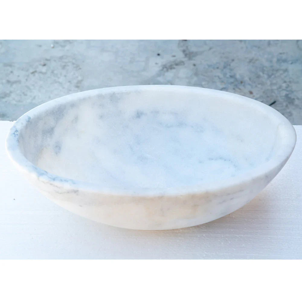 Lavabo ovalado de piedra natural de mármol blanco de Carrara sobre tocador de baño