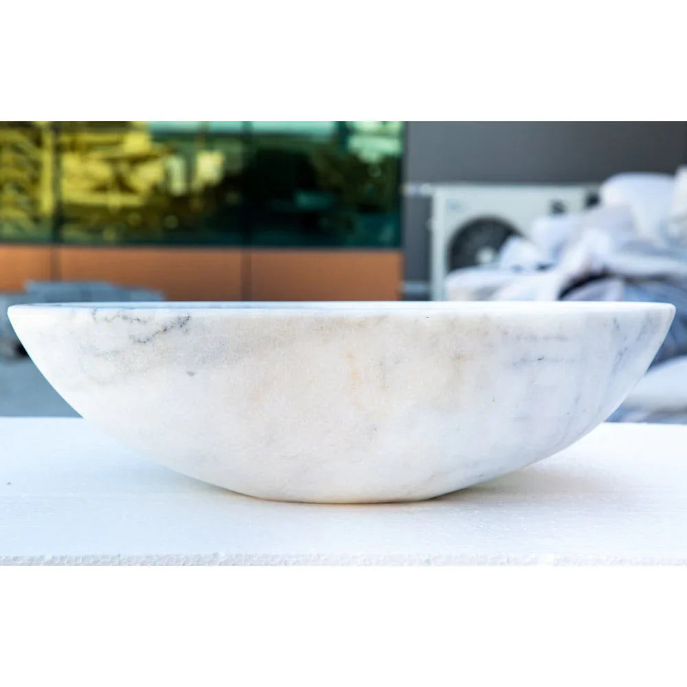 Lavabo ovalado de piedra natural de mármol blanco de Carrara sobre tocador de baño