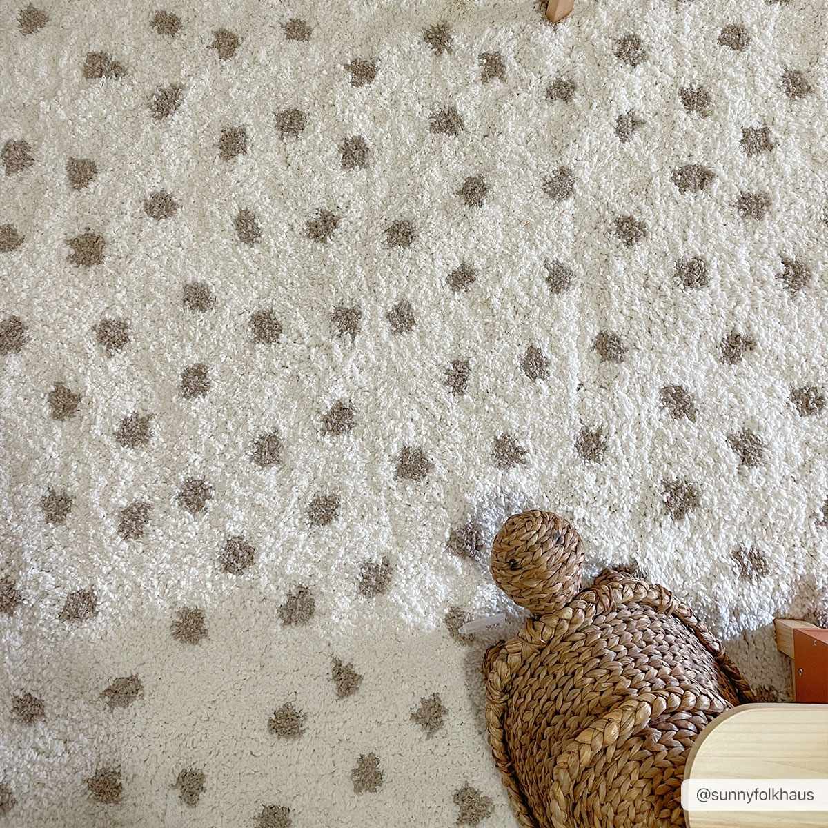 Alfombra de felpa con lunares color crema y gris de Chaia
