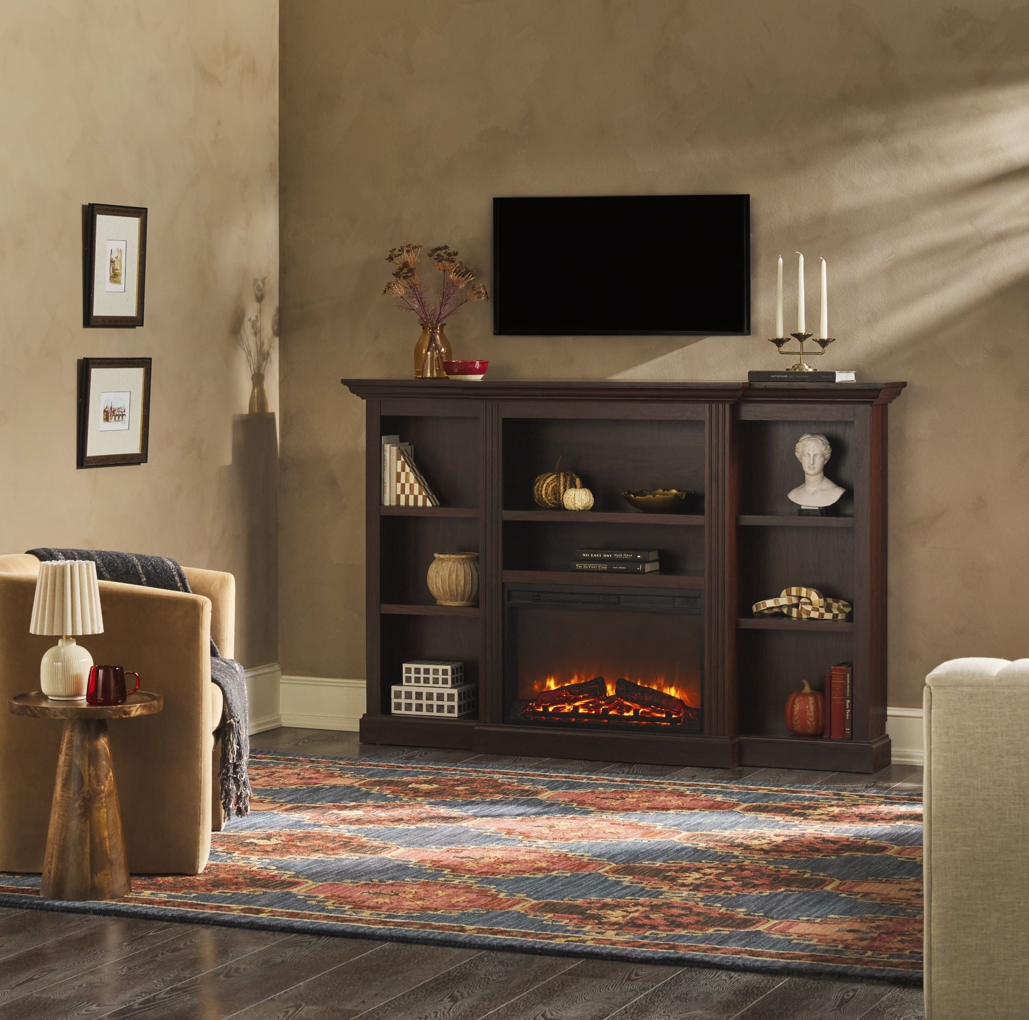 Chimenea eléctrica tradicional Cullen de 70" con repisa y estantes