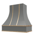 Campana extractora gris con frente curvo, correas y botones de latón: anchos disponibles de 30", 36", 42", 48", 54" y 60"
