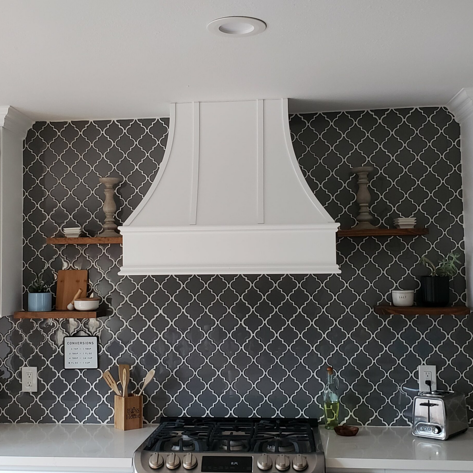 Campana extractora blanca con frente curvo con tiras y borde en forma de bloque: anchos disponibles de 30