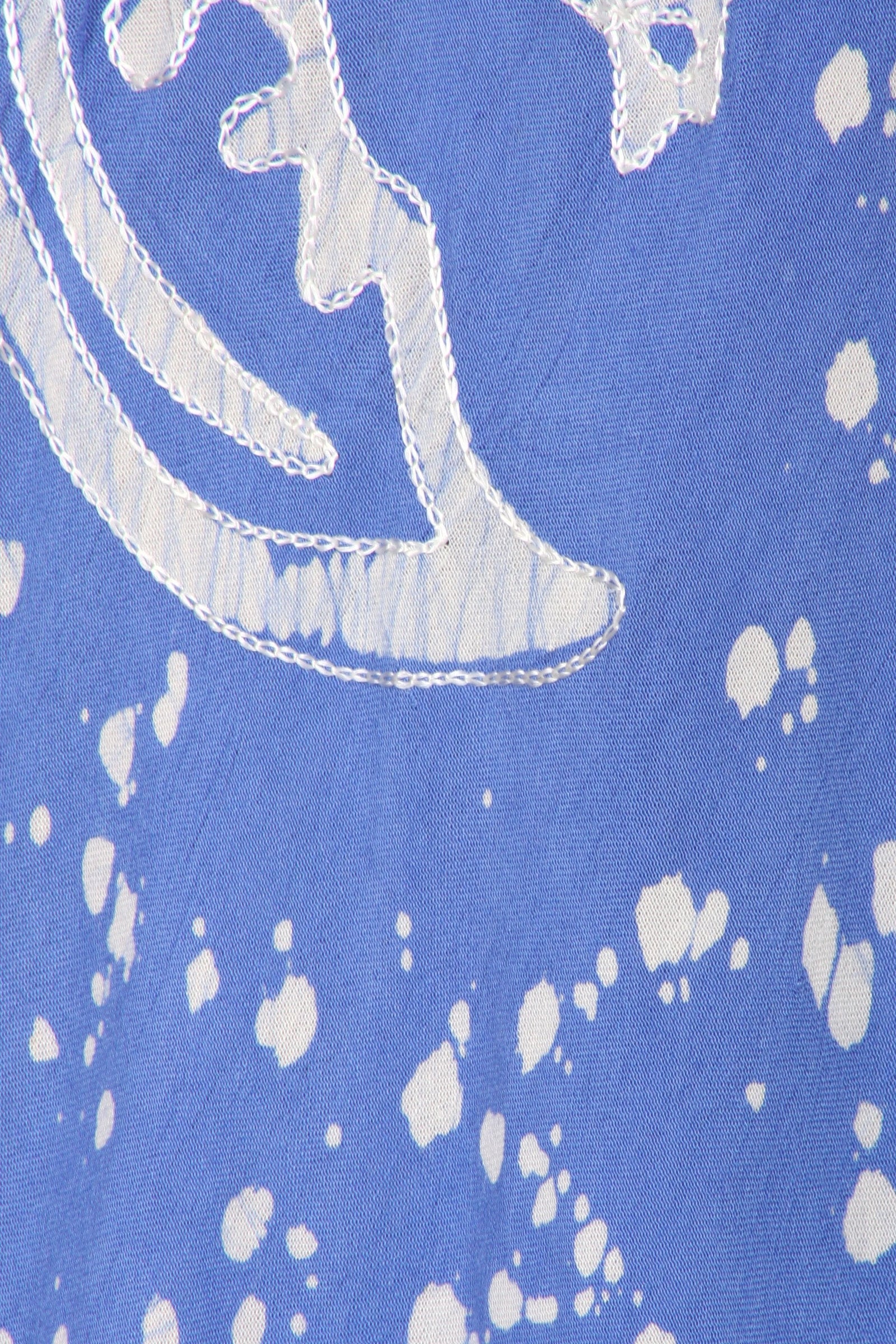 Vestido caftán batik con estampado de luna y estrellas de Sakkas