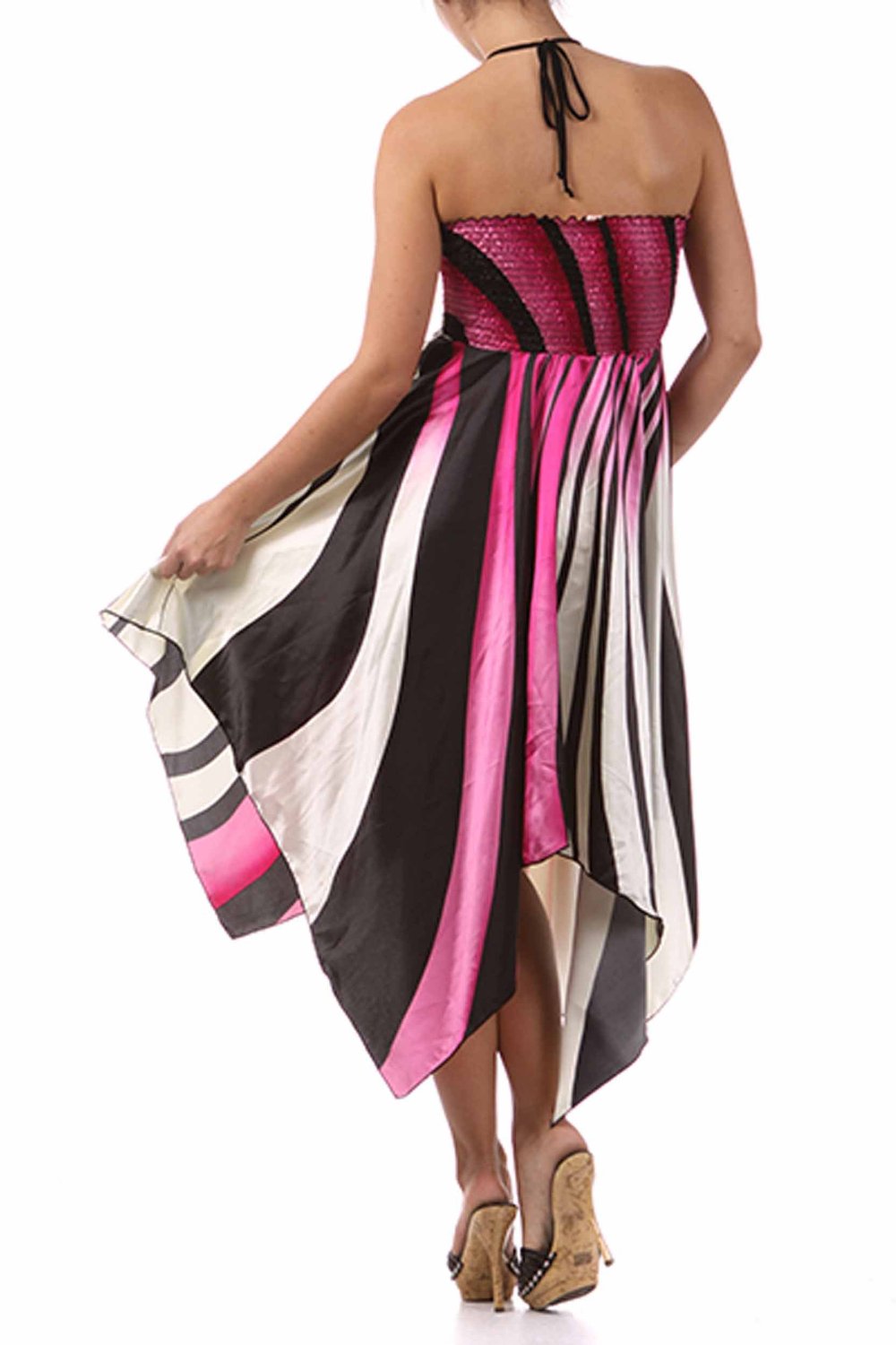 Vestido con escote halter, fruncido y dobladillo tipo pañuelo, con cuentas y tacto satinado en diseño de remolino
