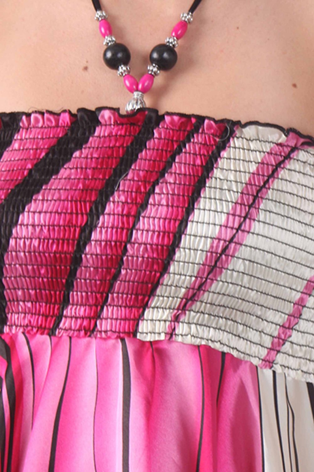 Vestido con escote halter, fruncido y dobladillo tipo pañuelo, con cuentas y tacto satinado en diseño de remolino