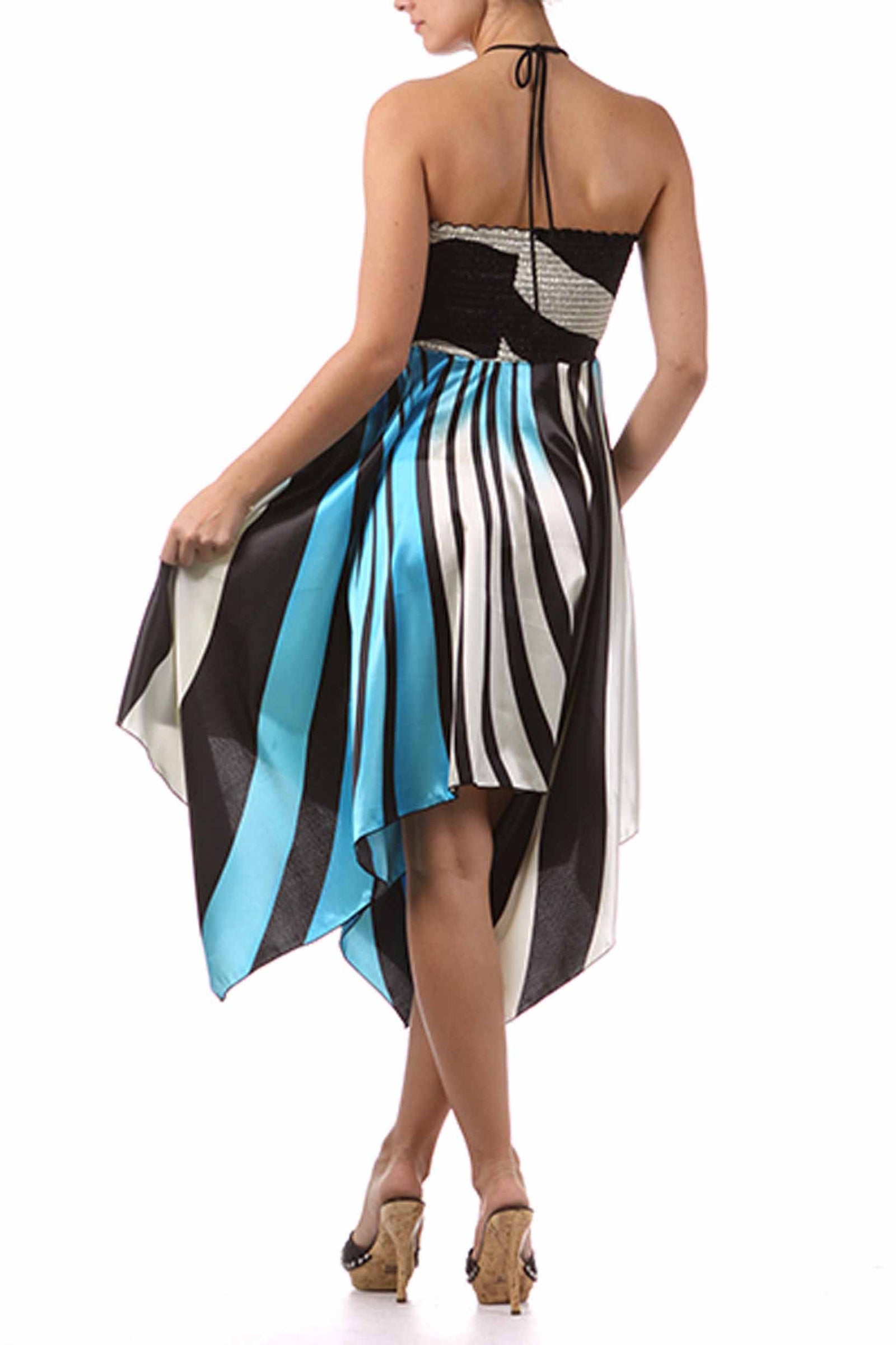 Vestido con escote halter, fruncido y dobladillo tipo pañuelo, con cuentas y tacto satinado en diseño de remolino