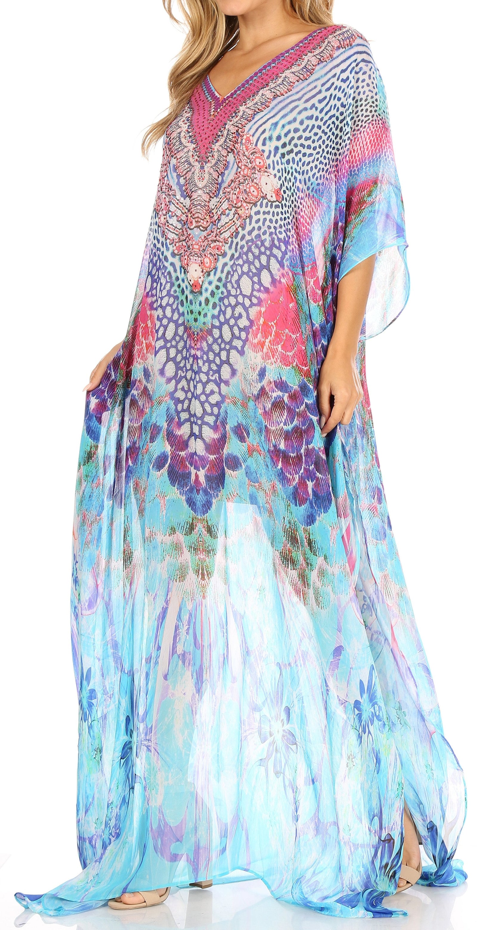 Vestido caftán largo con diseño estampado Wilder de Sakkas y cristales transparentes.