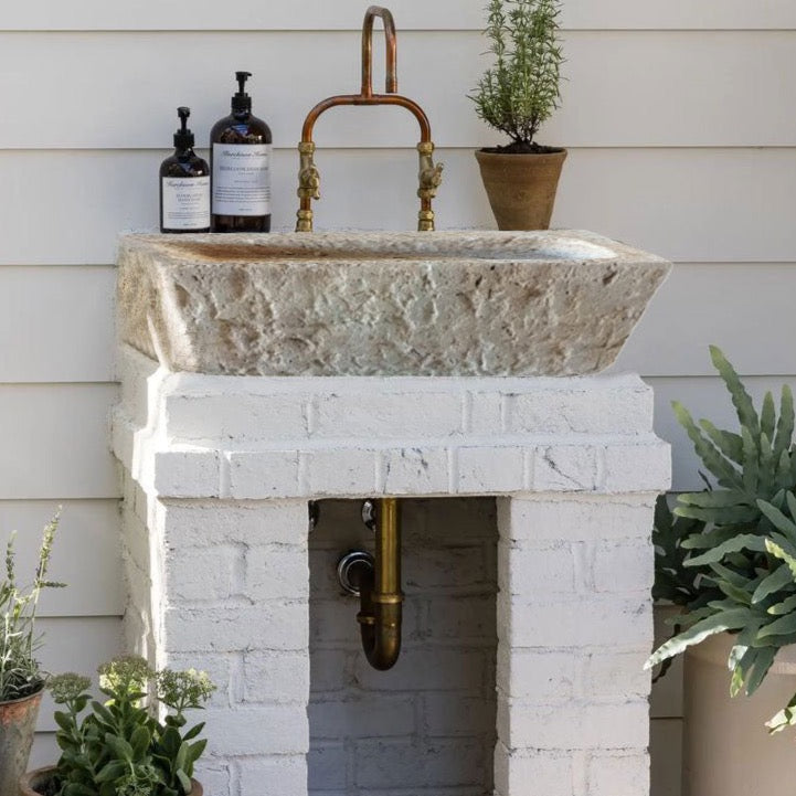 Lavabo de exterior de pared de estilo rústico antiguo de travertino claro Éfeso (ancho) 18
