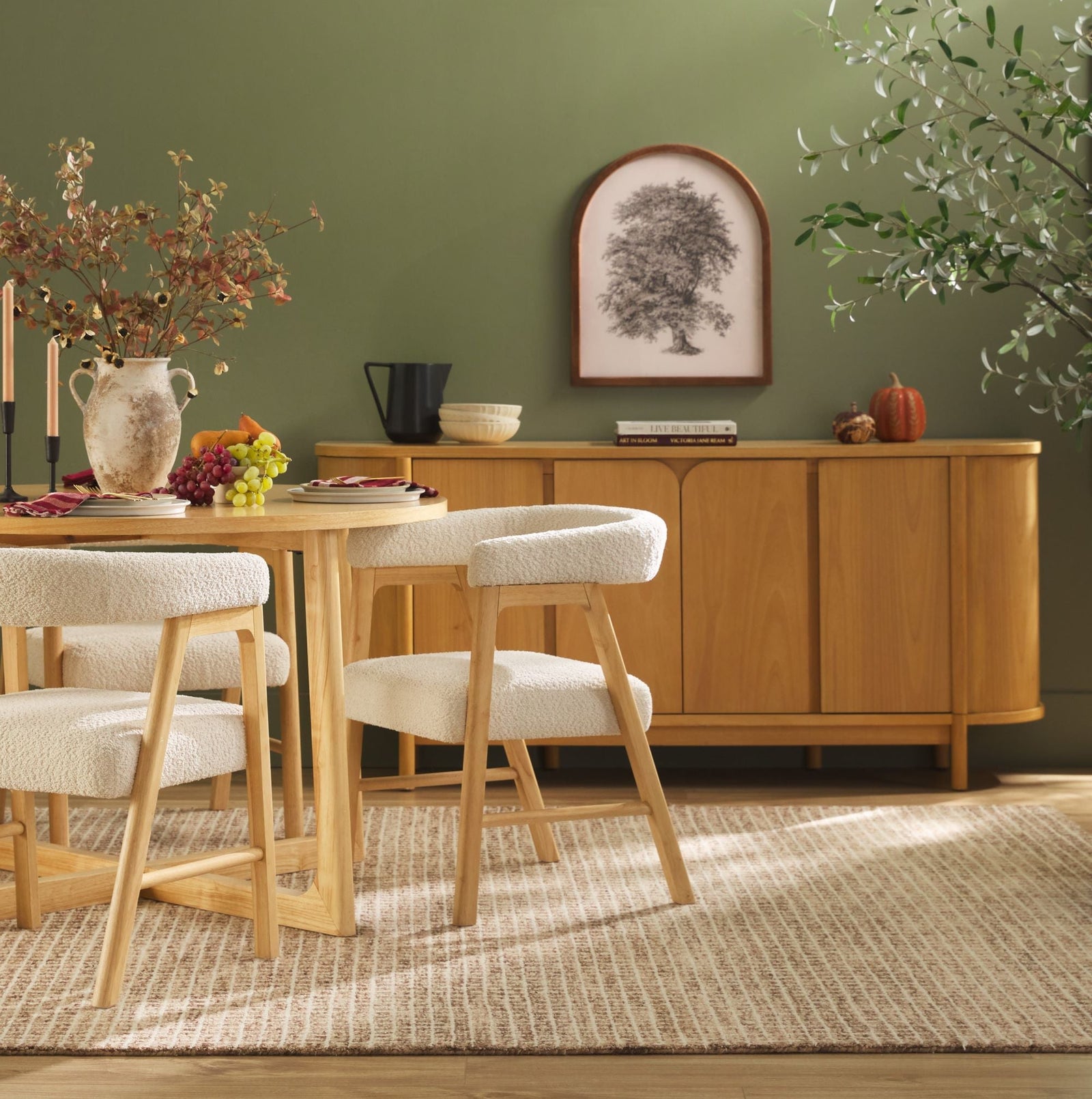 Silla de comedor moderna Ezra de madera maciza con tapizado de bouclé (juego de 2)