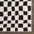 Alfombra de cuadros blancos y negros de Lajos